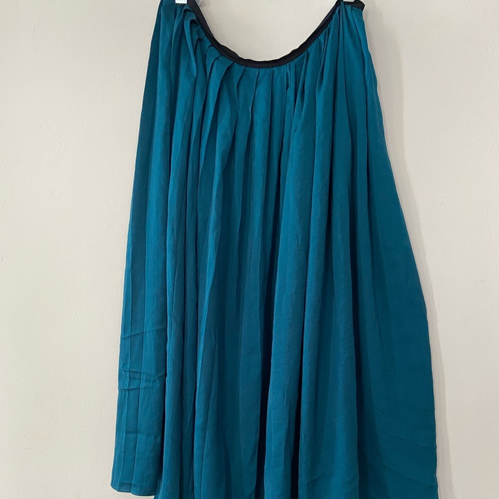 Teal silk like skirt size medium-below the knee swing skirt